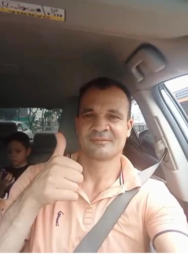 Oseias sorrindo e comemorando ao volante após conquistar sua habilitação com o apoio do Guerreiros Sobre Rodas em Pernambuco.